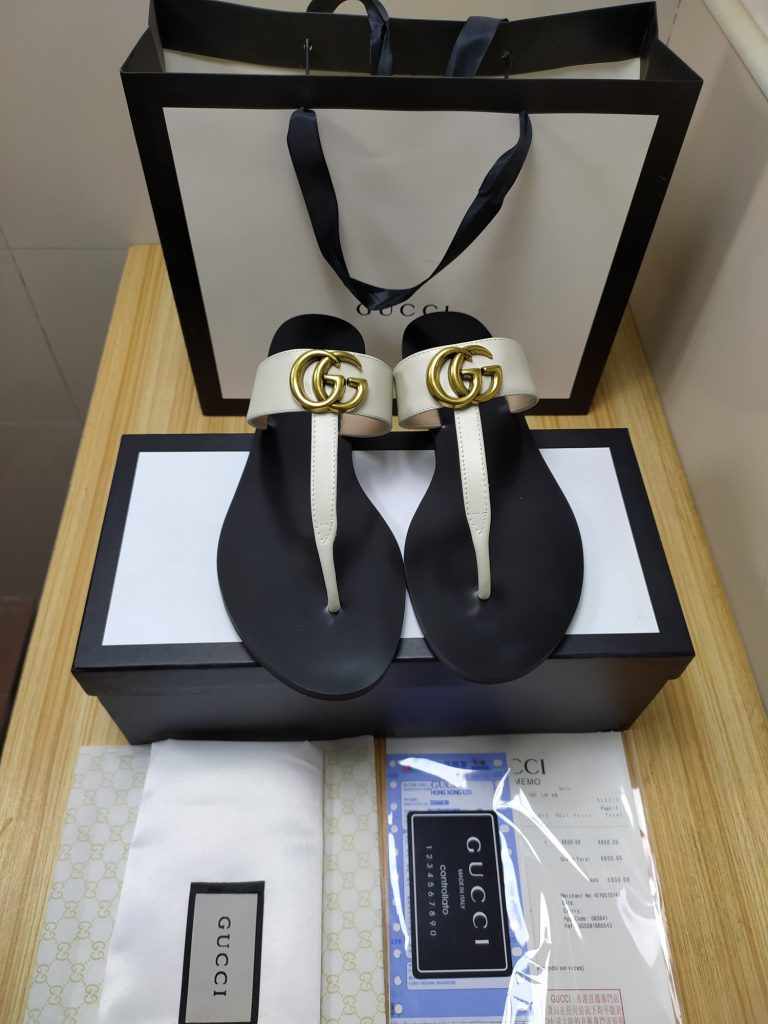 Gucci Women’s White Leather Flip Flops with Gold GG Logo Buc