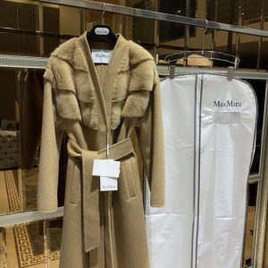 MaxMara-Beige-Wool-Blend-Coat-with-Faux-Fur-Collar