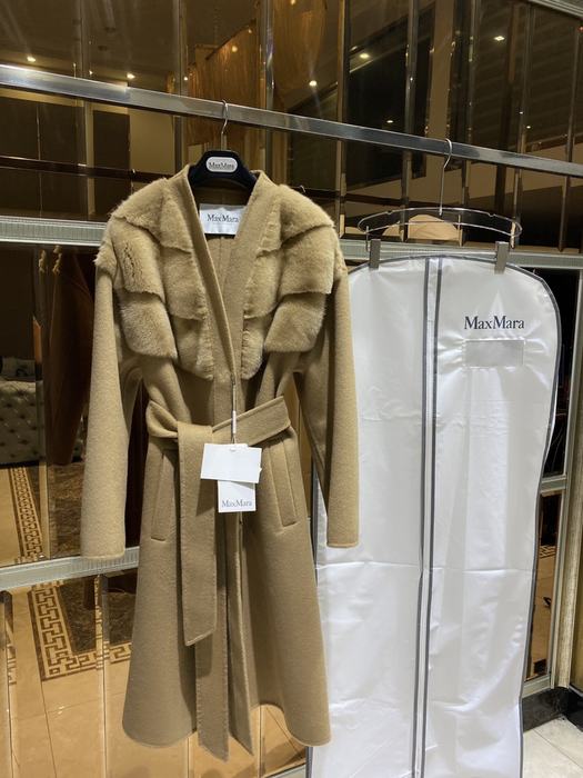 MaxMara-Beige-Wool-Blend-Coat-with-Faux-Fur-Collar