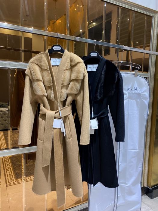 Max-Mara-Women’s-Faux-Fur-Trim-Robe-Beige-&-Black-Wool-Ble