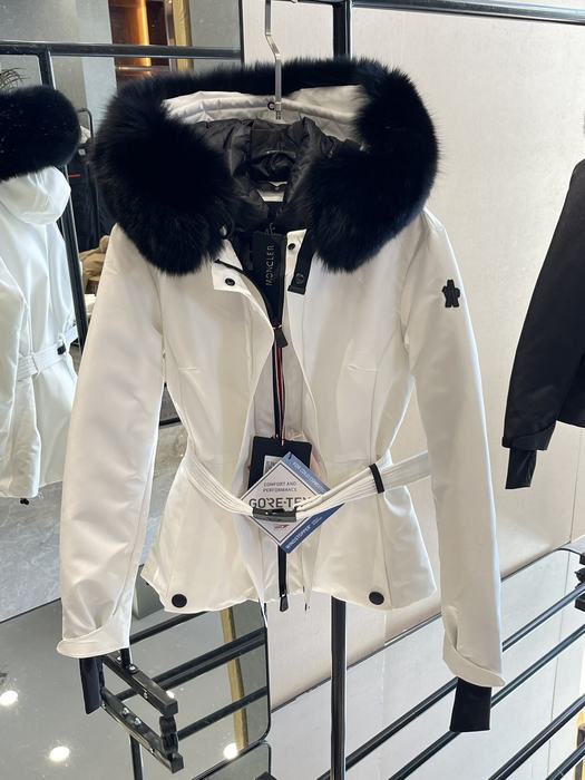 GORE-TEX-Women’s-White-Jacket-with-Black-Fur-Hood,-Stylish-O