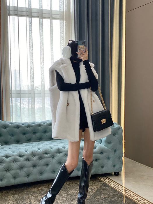 Women’s-White-Faux-Fur-Vest-with-Pockets-and-Hooded-Neckline