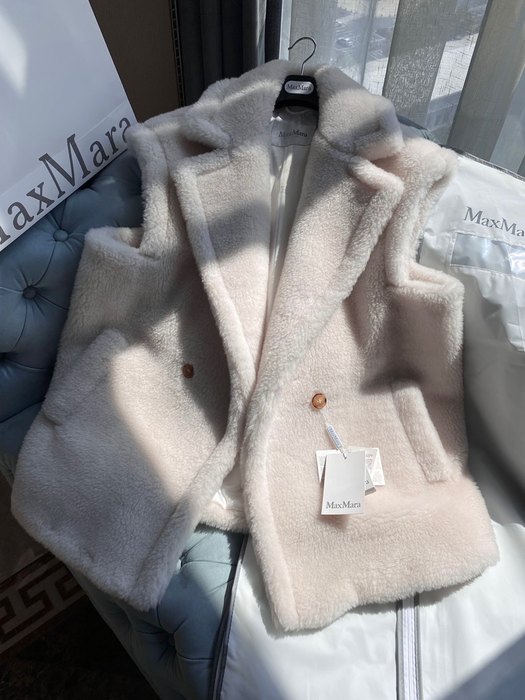 Max-Mara-Women’s-Cream-Faux-Fur-Vest-with-Pockets