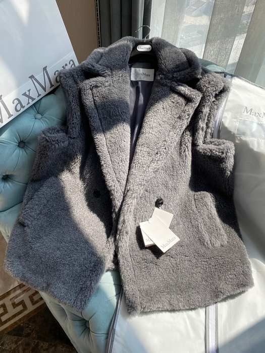 Max-Mara-Women’s-Gray-Fleece-Vest-with-Hood-and-Double-Breas