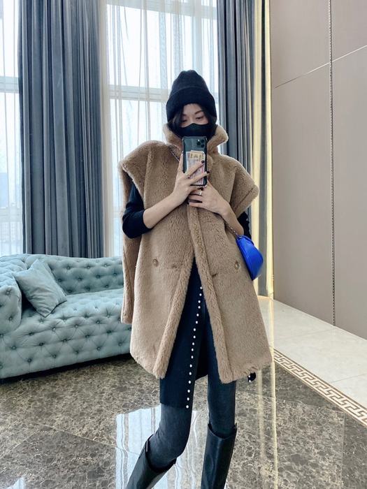 Women’s-Beige-Fuzzy-Vest-Coat-with-Oversized-Collar-and-Butt