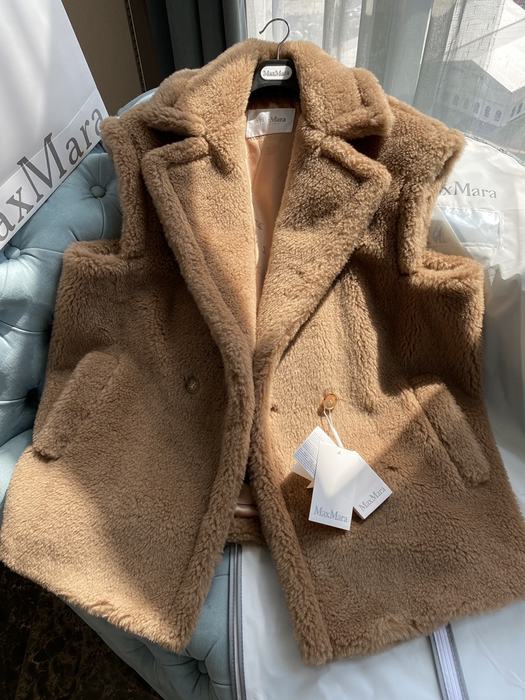 Max-Mara-Women’s-Beige-Faux-Fur-Vest-Jacket