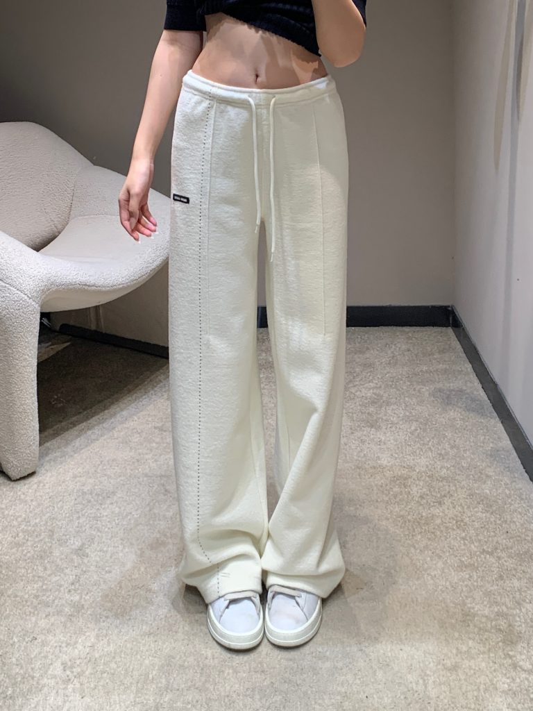 Women’s-White-Wide-Leg-Sweatpants-in-Cozy-Fabric-Casual-St