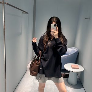 Casual-Oversized-Navy-Sweatshirt-with-Gray-Shorts-and-Brown