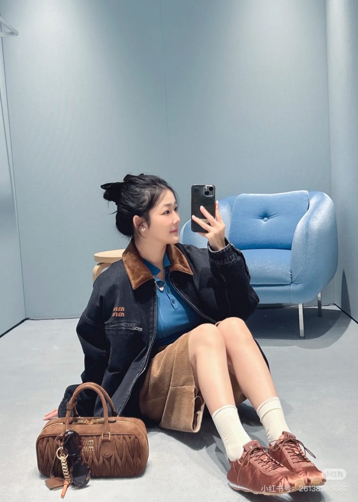 Women’s-Black-Denim-Jacket-with-Brown-Collar-and-Stylish-Bro