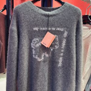 Gray-Graphic-Sweater-in-Cozy-Knit,-Cute-Animal-Design