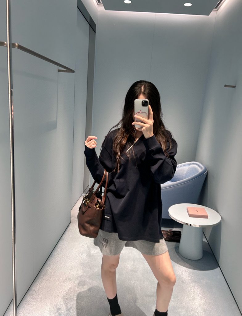 Casual-Oversized-Navy-Sweatshirt-with-Gray-Shorts-and-Brown