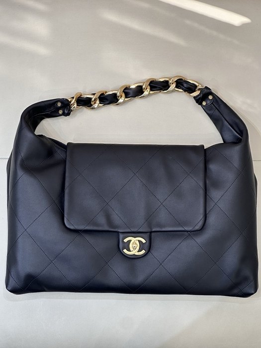 Chanel Black Quilted Leather Shoulder Bag 004