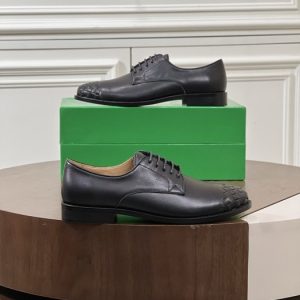 BottegaVeneta-Level-Bottega-Black