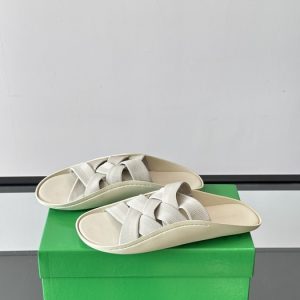 BottegaVeneta-Beebee-Criss-Beige